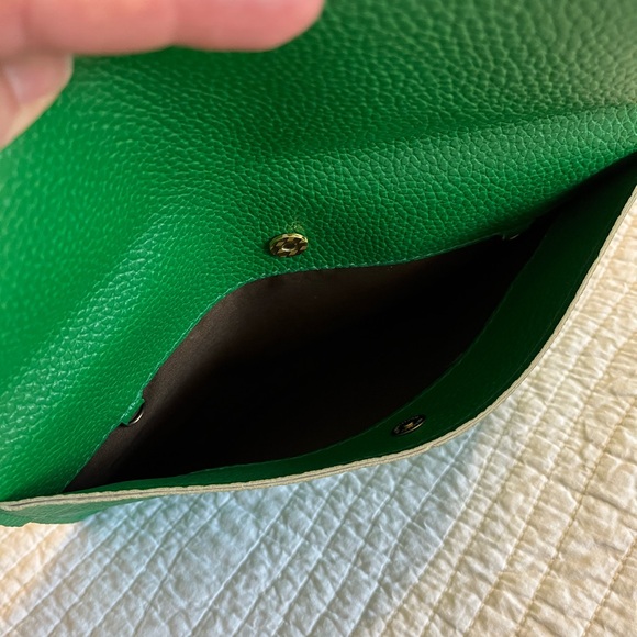 Kelly green envelope clutch with gold buckle - Picture 5 of 9